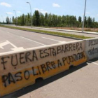 Pintadas de los vecinos contra la paralización del vial.