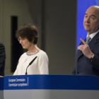 El vicepresidente del Ejecutivo comunitario para el Euro, Valdis Dombrovskis (i), la comisaria europea de Empleo, Marianne Thyssen (c), y el comisario europeo de Asuntos Económicos de la Unión Europea (UE), Pierre Moscovici (d), durante la rueda de prensa