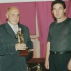 Miguel Fierro hace entrega de un trofeo durante un acto de la Federación de Caza