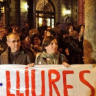 Los diputados de ICV-EUiA Laia Ortiz y Joan Coscubiela, en la protesta frente a la sede de la Delegación del Gobierno en Catalunya, este viernes, en Barcelona.