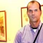 El cubano Lionel Borrás posa junto a dos de sus obras