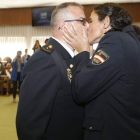 Patricia Sánchez besa a su marido durante la entrega de condecoraciones. RAMIRO