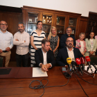 Morala, Alonso y los nuevos concejales del equipo de gobierno de Ponferrada. L. DE LA MATA