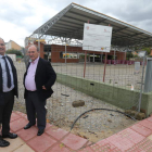 Ignacio Santos y José Manuel Otero, ayer ante las obras de la estación de autobuses.