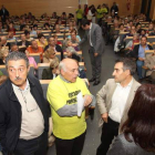 El psicólogo Raigada, junto a afectados y abogados de la plataforma, ayer en Ponferrada.