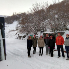 El grupo que desafió a la nieve y visitó hoy las Cuevas de Valporquero, reabiertas después de que una máquina limpiara la carretera de nieve.
