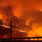 Operarios del equipo de bomberos observan el fuego que ha arrasado 25.000 hectáreas en el estado de California.