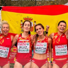 Marta García, tercera por la derecha junto a sus compañeras de selección, plata por equipos en el europeo de Cross. FREA