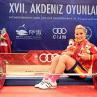 Lidia, delante de las pesas con las dos medallas de oro conseguidas en los Juegos Mediterráneos.