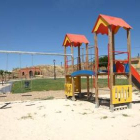 Detalle de uno de los aparatos del nuevo parque infantil construido en Algadefe.