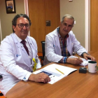El gerente del Hospital Universitario de León, Juan Luis Burón, y el doctor Miguel Ángel Rodríguez García, firman la diligencia de toma de posesión como personal emérito