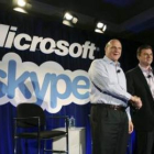 El director ejecutivo de Microsoft (izquierda) saluda a Tony Bates, el de Skype.