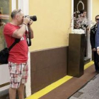 Un turista fotografía a Mariano Rajoy durante un paseo por la capital tinerfeña.