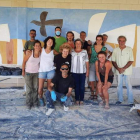 Los participantes en el taller de Valderas, frente al muro firmado por el artista Manuel Sierra. DL