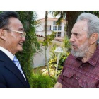 Fidel Castro estrecha la mano al presidente de la Asamblea Nacional china, Wu Bangguo.