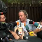 El hermano de Rocío Jurado, Amador Mohedano, ayer atendiendo a los periodistas