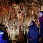Un grupo de visitantes contempla uno de los escenarios posibles en la cueva de Valporquero. JESÚS