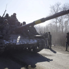 Soldados ucranianos abandonan Debáltsevo.