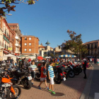 La plaza de la Constitución se convirtió en un aparcamiento motero.