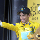 Contador realiza su gesto de la victoria, con una gran sonrisa, tras ganar la contrarreloj de Annecy