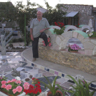 José Vega, de 83 años de edad, en el patio de su casa rodeado de piezas y mosaicos de mármol.