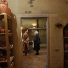 Concha Casado conversa en el Alfar Museo con el alfarero Jaime Argüello.