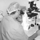 Javier Oltra, embriólogo del centro FIV León, analizando unas muestras en el laboratorio