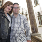 Yolanda Martínez con su hijo Nil Taher, de 24 años y participante en el proyecto Down Alzheimer Barcelona Neuroimaging Initiative (DABNI), impulsado por la Obra Social 'la Caixa' y el hospital barcelonés de Sant Pau.