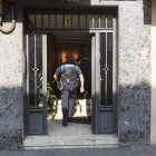 Agentes de la Policía Local llegan al portal del inmueble en el que se halló a la mujer. FERNANDO OTERO