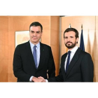 Pedro Sánchez y Pablo Casado al comienzo de la reunión. FERNANDO VILLAR