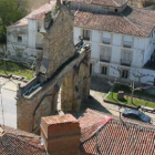 La puerta del monasterio de San Benito y, en primer plano, la cubierta del antiguo cuartel.
