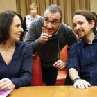 Pablo Iglesias conversa con Carolina Bescansa en el Congreso.