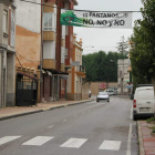 Cartel en que se expresa el rechazo a las balsas en una calle de Carrizo.