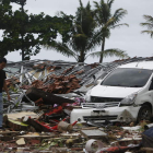 Un ciudadano pasa por una zona destrozada por el tsunami. ADI WEDA