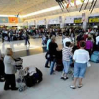 Cientos de turistas guardan largas colas de espera ayer en el aeropuerto de Gran Canaria.