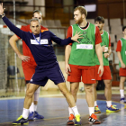 El técnico Rafa Guijosa da instrucciones a sus pivotes Piñeiro y Pesic durante un entrenamiento. MARCIANO PÉREZ