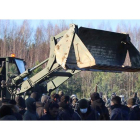 Un camión militar polaco amplía las alambradas ante los migrantes kudos. LEONID SCHEGLOV / BELTA HANDOUT