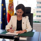 Isabel Pardo, presidenta de Adif, firma ayer los acuerdos con Ilsa y SNCF para operar en el AVE. ADIF