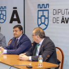 El presidente de la Diputación de Ávila, Carlos García, presenta la ‘Conferencia de diputaciones, comunidades autónomas y administración territorial del Estado para la repoblación rural y territorial’, que organiza el movimiento StartUp Village. De izquierda a derecha, el responsable de StartUp Village, Gonzalo Rodríguez-Carmona; Carlos García, y el vicepresidente 1º de la Diputación de Ávila, Pedro Cabrero.