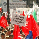 Protestas de funcionarios contra las rebajas salariales y la temporalidad.