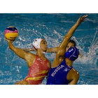 La española Anna Espar intenta disparar frente a la rusa Prokofyeva.