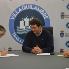 La representante de la asociación Valponasca, el alcalde y Carmen Oláiz, en la firma del convenio. DL