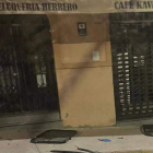 Las vallas tiradas tras el accidente en la calle Mártires de Somiedo. DL