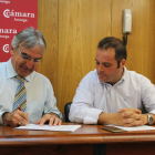 Juan Carlos Fernández e Isaac de la Fuente firman el convenio de colaboración en la Cámara.