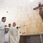 Renzo Fratini bendijo el templo y consagró el altar mayor de Nuestra Señora del Rosario. FERNANDO OTERO