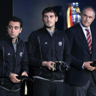 Xavi Hernández, Iker Casillas y Zubizarreta, durante la entrega de premios de la Uefa.