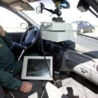 Un guardia civil observa el dispositivo de radar dentro del vehículo