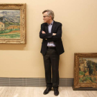 Guillermo Solana, director artístico del Museo Thyssen y comisario de esta muestra histórica, con dos de los cuadros.