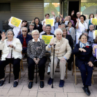 Familiares y usuarios posan en el centro de León para reivindicar la identidad de las personas afectadas y más investigación para curar el Alzhéimer. MARCIANO PÉREZ