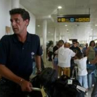 Rafael Guerrero daba muestras de cansancio a su llegada ayer al aeropuerto de La Virgen del Camino